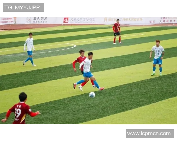 足球球星风扇热情助威展现激情能量点燃绿茵赛场氛围